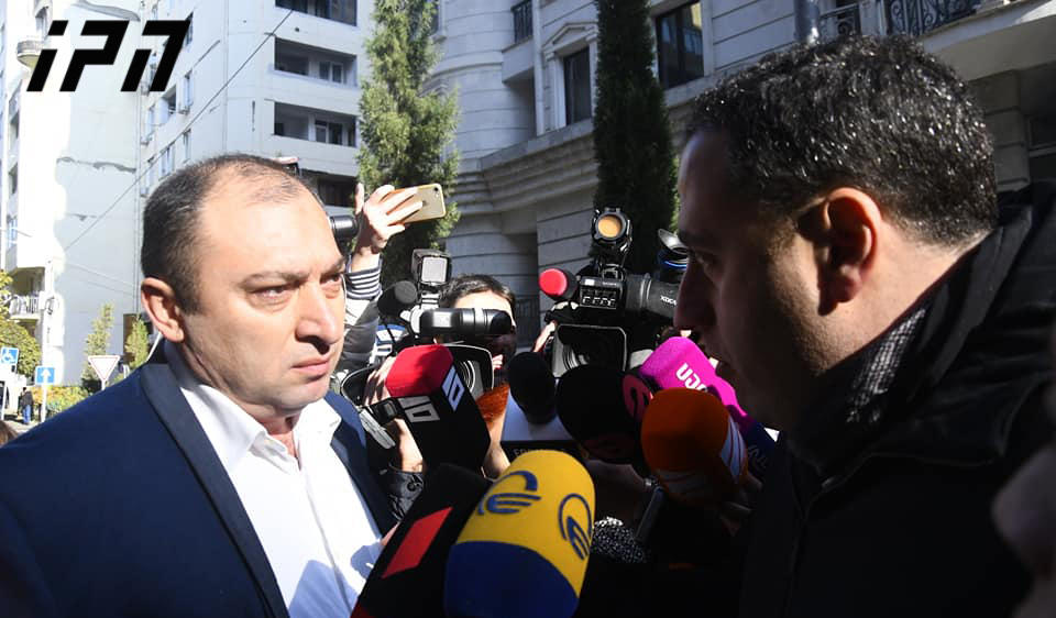 აქციის მონაწილეების მხრიდან დაპირისპირების გამო, მაჟორიტარმა დეპუტატმა მერაბ ქვარაიამ პარლამენტის ტერიტორია  პოლიციის დახმარებით დატოვა