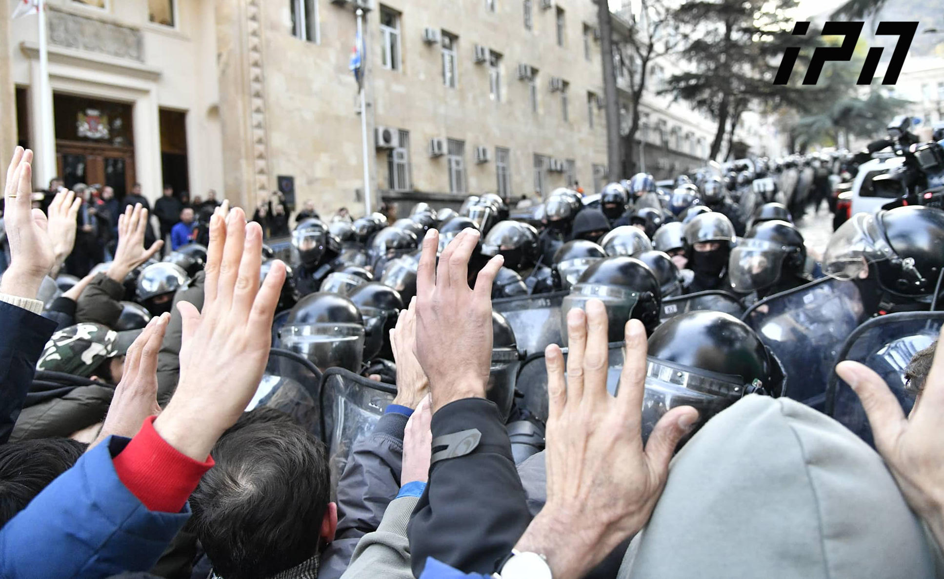 სპეცრაზმმა აქციის მონაწილეთა კორდონის გარღვევა დაიწყო, მომიტინგეები მათ ხელებაწეულები ხვდებიან