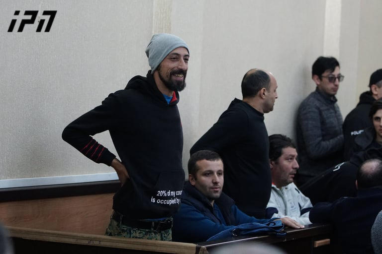 გიგა მაქარაშვილი აცხადებს, რომ ავტომანქანა, რომლითაც ის აქციაზე  დაკავების შემდეგ  სამმართველოში გადაჰყავდათ, გზაში გაფუჭდა და პოლიციაში თავისი ფეხით მივიდა