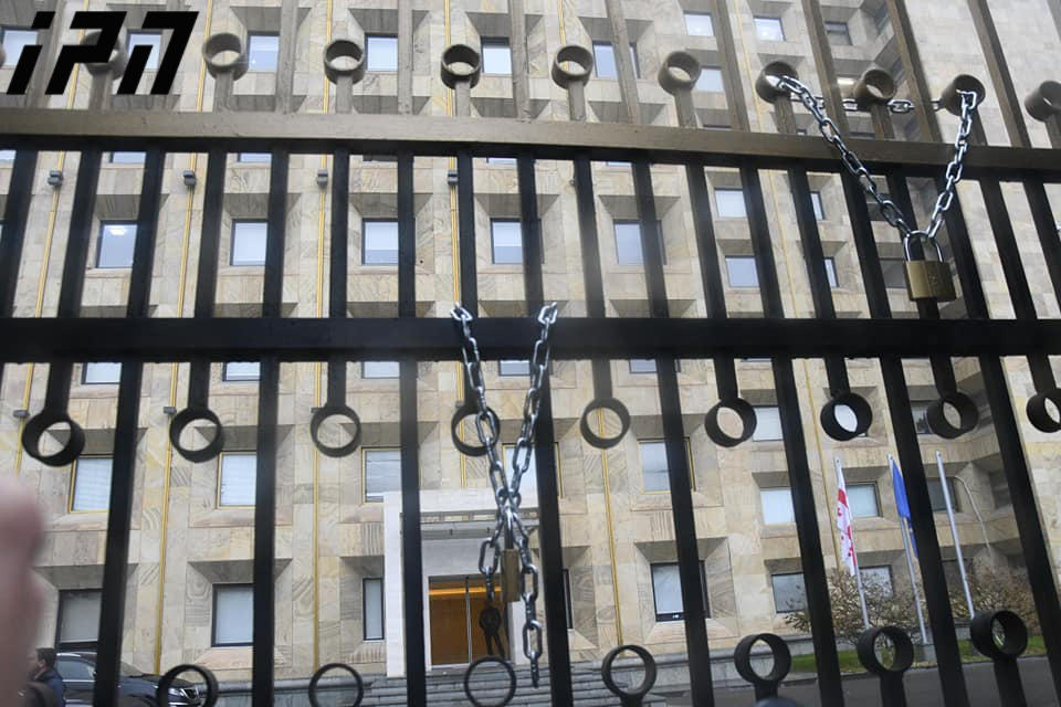 Участники акции повесили замок вместо ворот на ограду администрации правительства