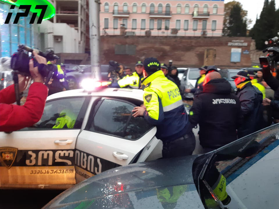 Police arrest three members of Change movement in front of Georgian Dream office
