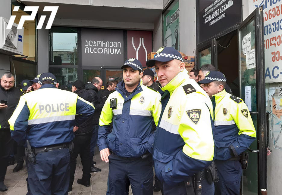 აქციის მონაწილეებმა მიხეილ ყაველაშვილის მაჟორიტარული ბიუროს ოფისზე სტიკერები წარწერით „დალუქულია“ გააკრეს