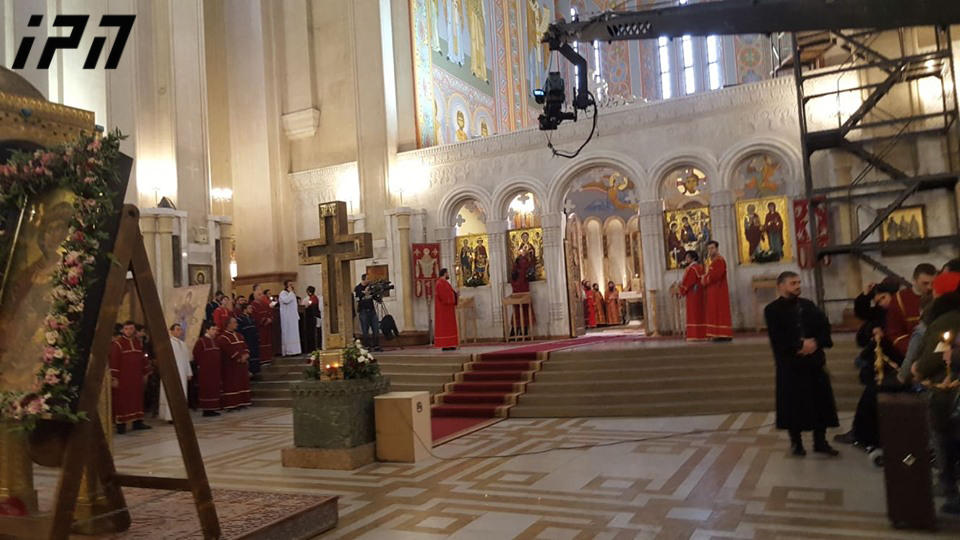 გიორგობის დღესასწაულთან დაკავშირებით,  სამების საკათედრო ტაძარში საღმრთო ლიტურგია მიმდინარეობს
