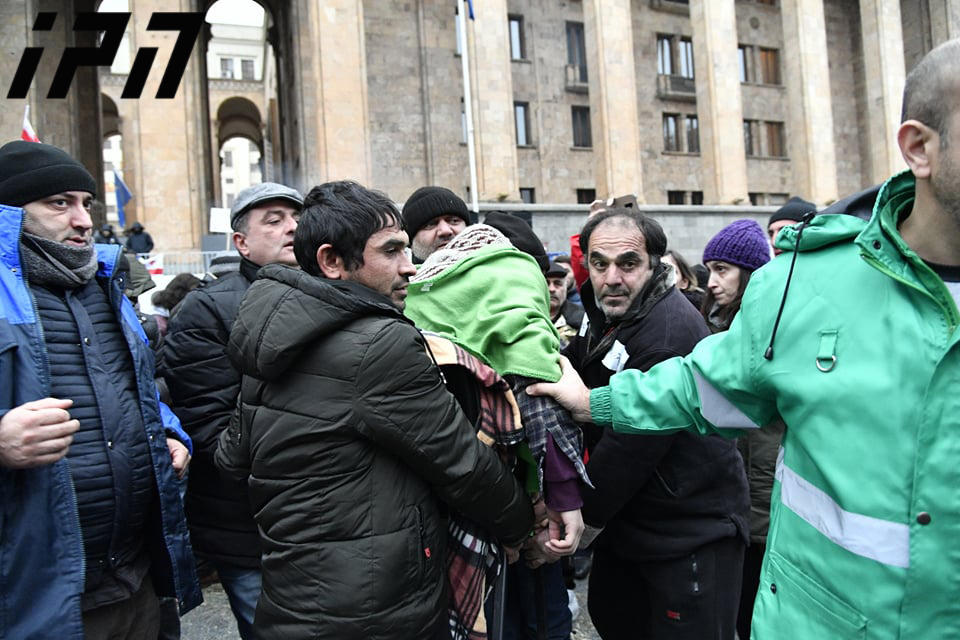 პარლამენტთან უგონო მდგომარეობაში მყოფი მამაკაცი იპოვეს, რომელიც სავარაუდოდ, წყლის ჭავლის გამოყენებისას დასველდა და სხეულის გადაციების გამო შოკურ მდგომარეობაშია