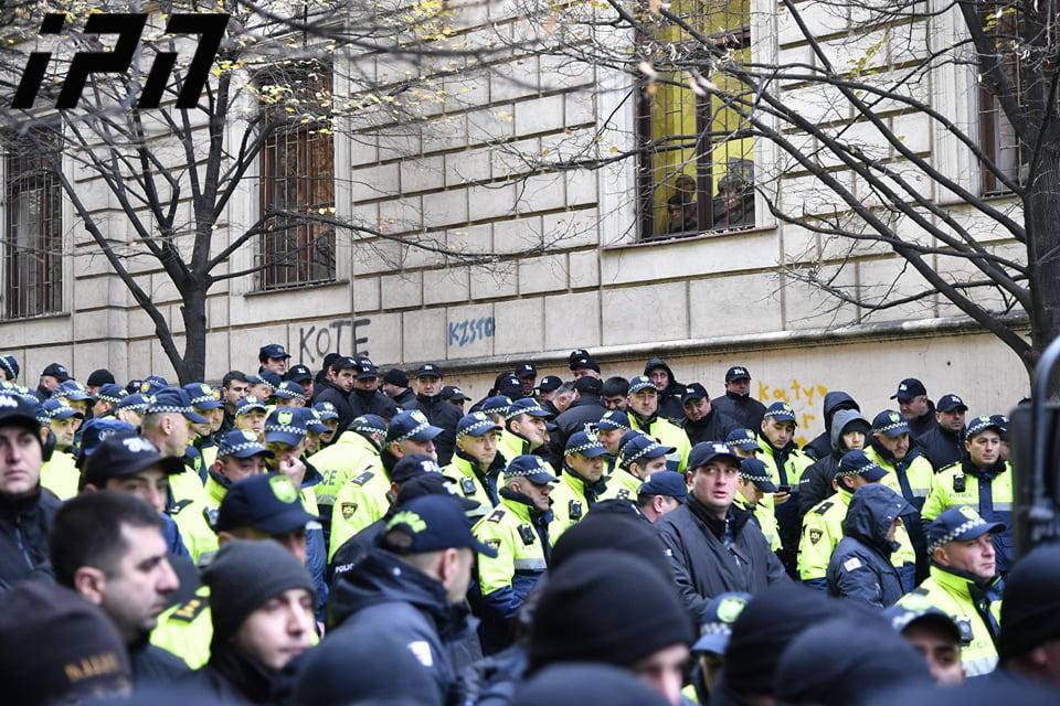 На территории у парламента ужесточен контроль, передвижение ограничено