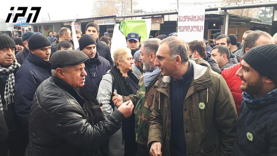 გორის აგრარული ბაზრის ტერიტორიაზე, სადაც „სამოქალაქო მოძრაობის“ წევრები აქციას მართავენ, ფიზიკური დაპირისპირება მოხდა