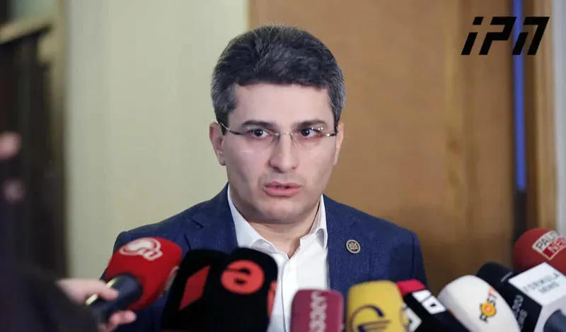 მამუკა მდინარაძის განცხადებით, მაჟორიტარი დეპუტატები 120/30 მოდელს მხარს უჭერენ და ამ მხრივ გამონაკლისი მხოლოდ კახა ოქრიაშვილია