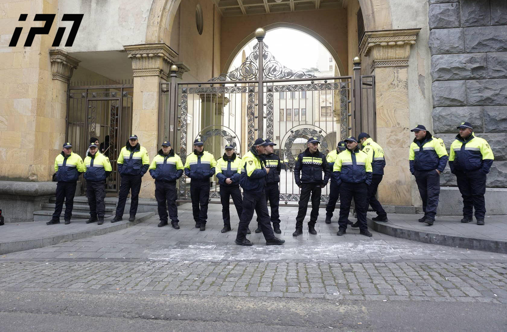ოპოზიცია პარლამენტთან „სირცხვილის კორიდორს“ მოაწყობს