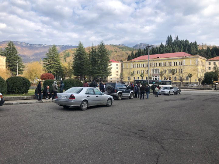 ტყიბულში ადგილობრივი თვითმმართველობის შენობასთან საპროტესტო აქცია გაიმართა