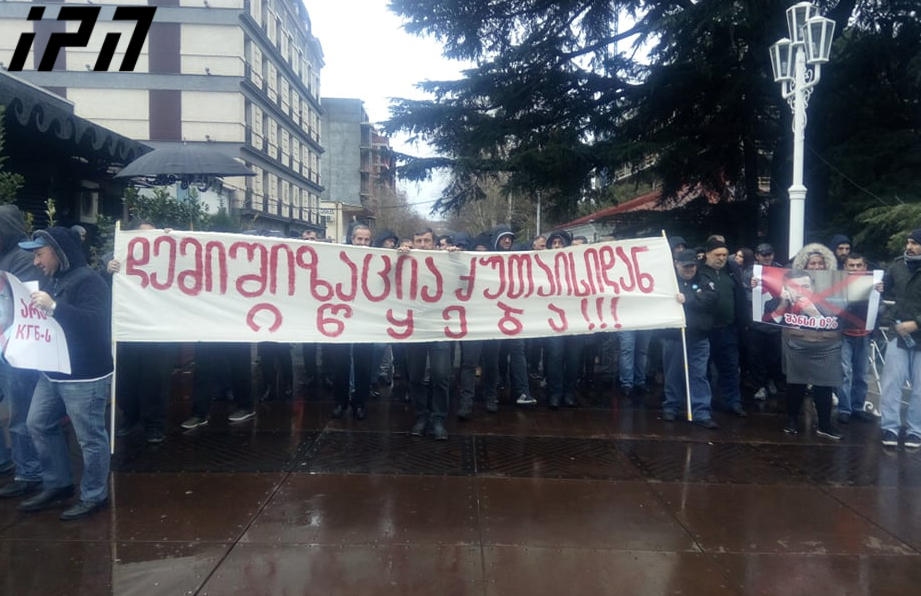 ქუთაისში „ქართული ოცნების“ მხარდამჭერებმა გაერთიანებული ოპოზიციის ოფისს კვერცხები და საღებავები დაუშინეს და შენობაში შეჭრა სცადეს