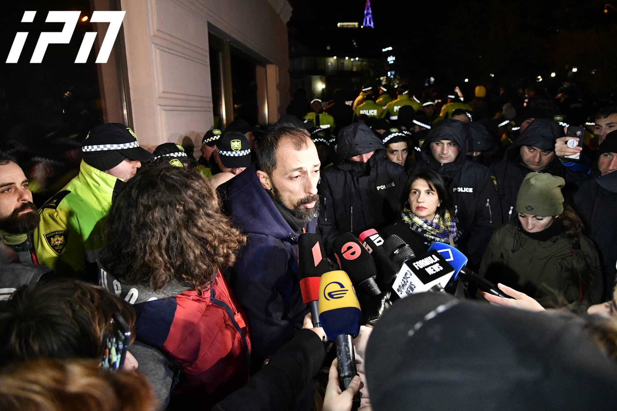გიგა მაქარაშვილის ინფორმაციით, „ოცნების“ აქტივისტების მხრიდან პიროტექნიკის სროლის შედეგად აქციის 5 მონაწილე დაშავდა, მათ შორის არასრულწლოვანიც