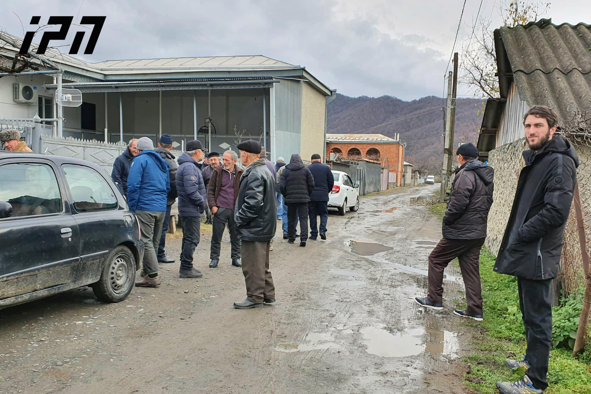 პანკისის ხეობაში, შეიარაღებულ დაპირისპირებაში მონაწილე ქავთარაშვილების ოჯახში, უხუცესების და სასულიერო პირების შეხვედრა მიმდინარეობს
