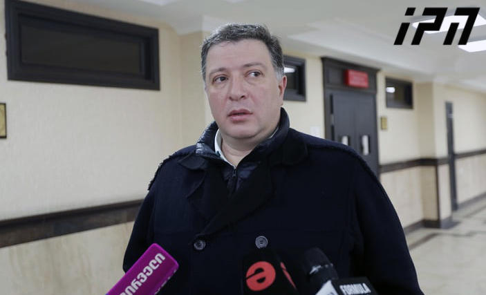 აეროპორტში ფიზიკურ დაპირისპირებასთან დაკავშირებით, გიგი უგულავას ბრალი ძალადობის მუხლით წარედგინა, გოკა გაბაშვილი კი დაზარალებულად სცნეს