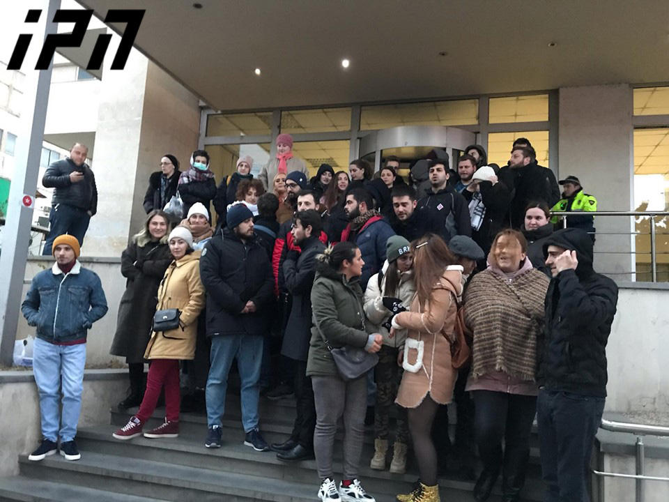 სამედიცინო უნივერსიტეტის სტუდენტები ჯანდაცვის სამინისტროსთან, რეზიდენტურის გამოცდის ჩასაბარებლად გადასახადის დაწესებას აპროტესტებენ