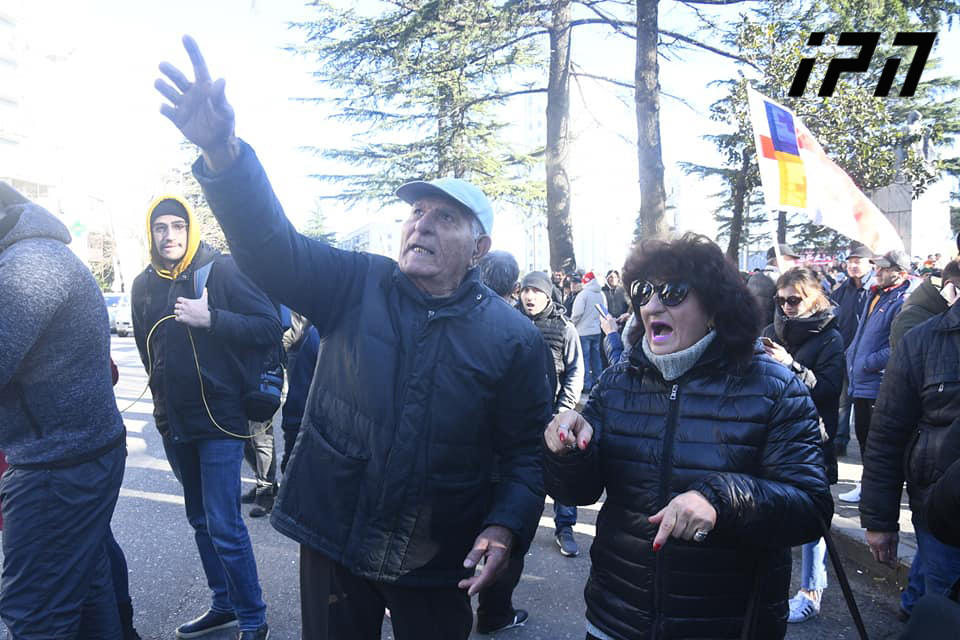 ქუთაისში, კიკვიძის სკვერში შეკრებილ ოპოზიციის ლიდერებსა და მათ მხარდამჭერებს კვერცხები დაუშინეს