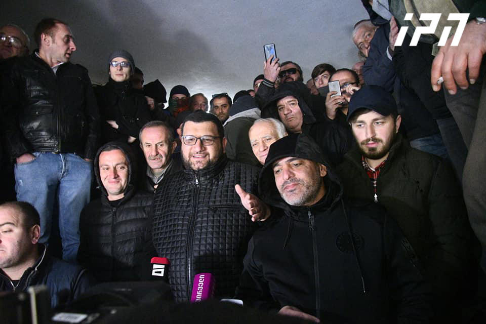 ქუთაისში, „ქართული ოცნების“ ოფისთან მხარდამჭერები არიან მობილიზებული