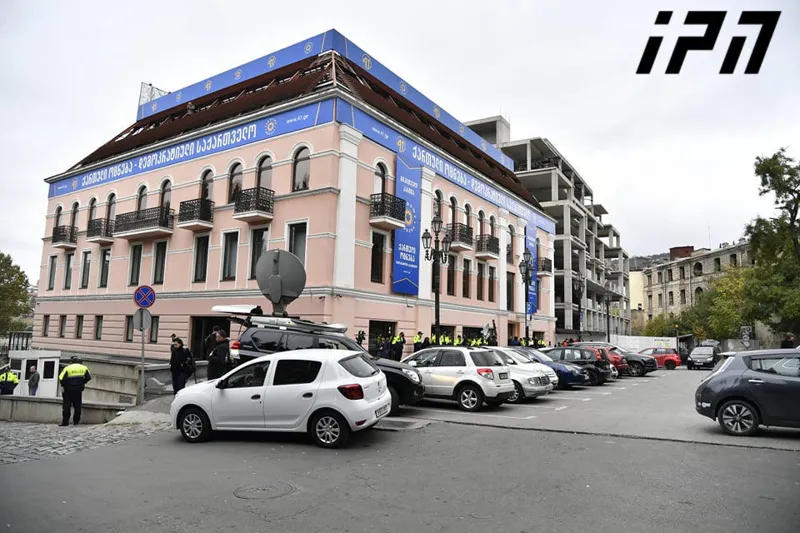 „ქართული ოცნების“ ცენტრალურ ოფისში უმრავლესობის სხდომა მიმდინარეობს