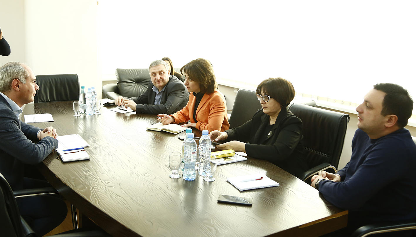 ჯანდაცვის მინისტრი ბავშვთა ინფექციური საავადმყოფოს წარმომადგენლებს შეხვდა