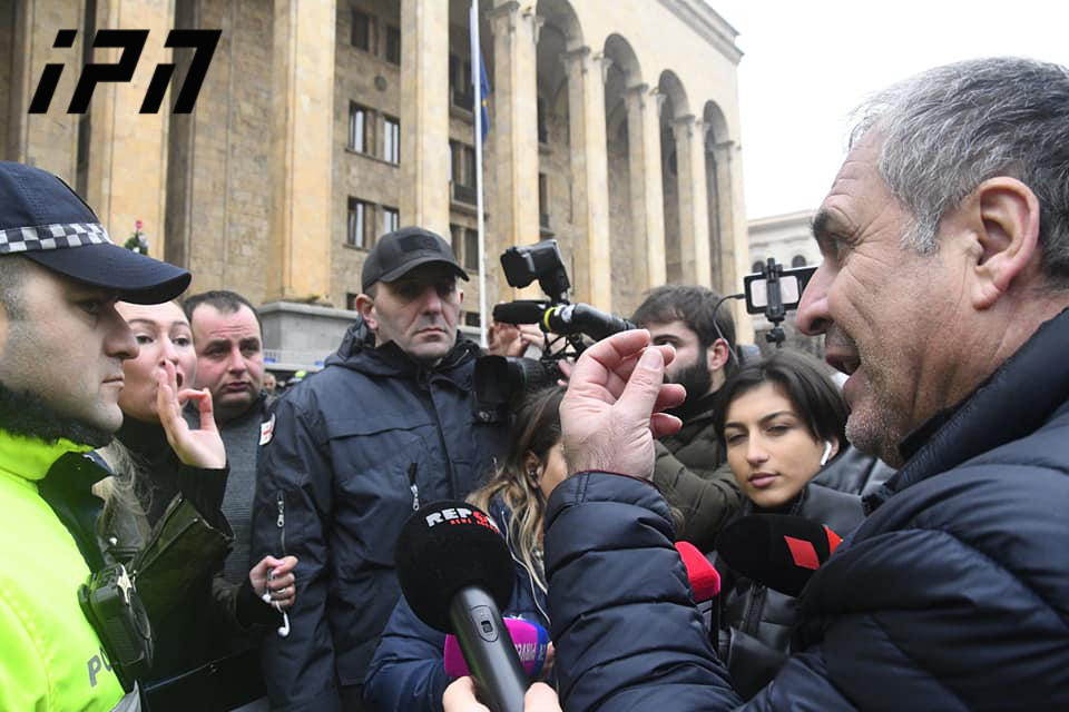 „ქართული ოცნების“ წევრებს, რომლებიც შეკრებილებს პარლამენტის შენობიდან ადევნებდნენ თვალს, აქციის მონაწილეებმა „მონები“ უწოდეს