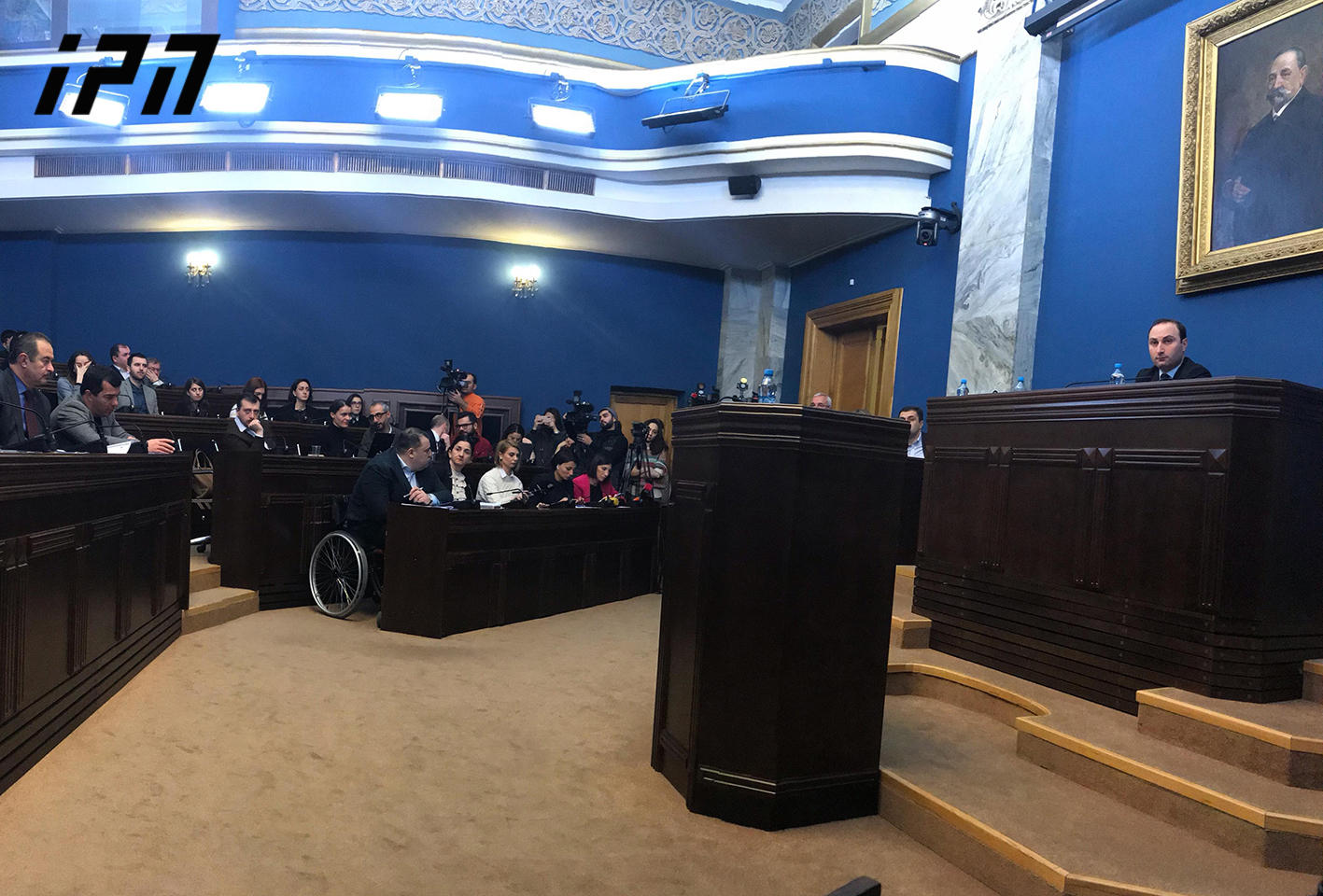 მანდატურებმა ჟურნალისტებს იურიდიული კომიტეტის სხდომა დაატოვებინეს