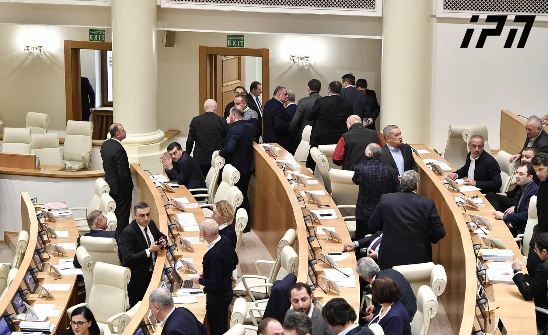 პარლამენტის სხდომაზე გაურკვეველი ნივთიერების გაშვების საქმეზე დეპუტატები კობა ლურსმანაშვილი და ენძელა მაჭავარიანი გამოიკითხნენ