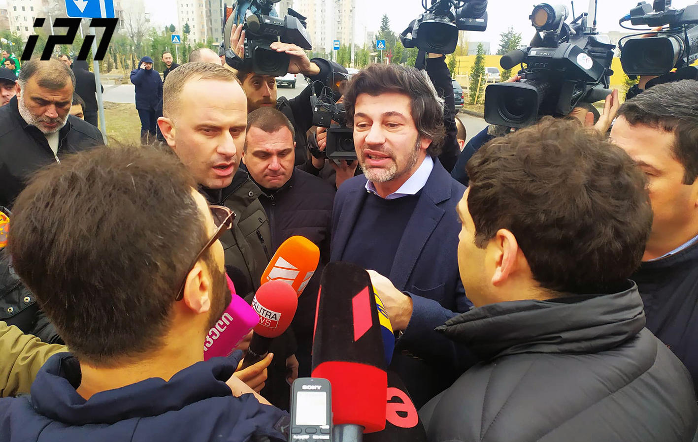 გამწვანების ღონისძიებაზე მყოფ კახა კალაძეს ვარკეთილის მოსახლეობის ნაწილმა აქცია მოუწყო