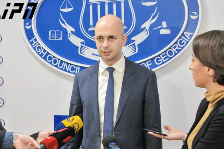 გიორგი მიქაუტაძის განცხადებით, ნინო ქადაგიძე უმაღლესი დონის პროფესიონალია, რომელსაც სასამართლო სისტემაში 20- წლიანი მუშაობის გამოცდილება აქვს