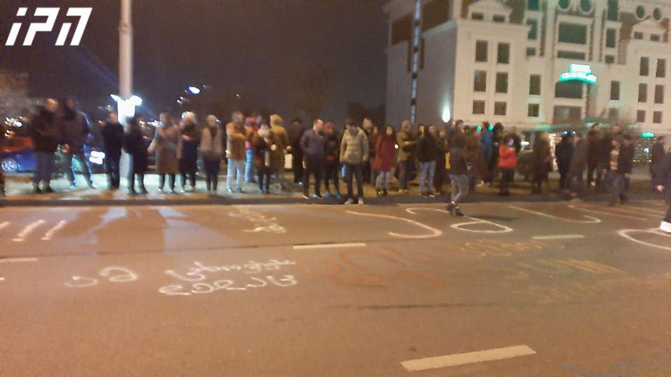 აქციის მონაწილეებმა შსს-სთან წარწერები გააკეთეს - "ამ ცხოვრების დედაც!", "ნუ მომკლავ", "აბა დამიჭირე თუ შეგიძლია", „სისტემა კლავს“