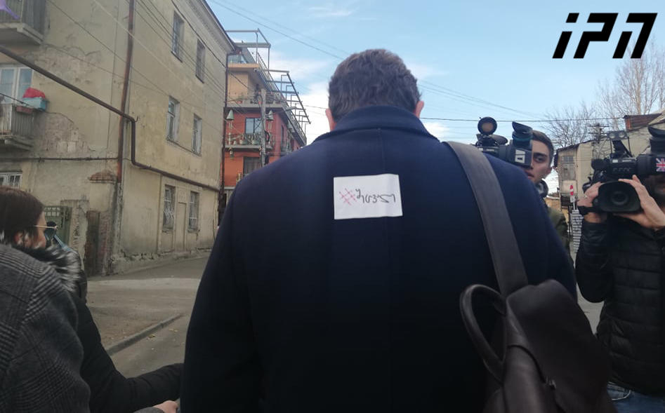 აქციის მონაწილეებმა საქართველოს ელჩს, დავით ბაქრაძეს ქურთუკზე სტიკერი, წარწერით- „შეცვალე“ მიაკრეს