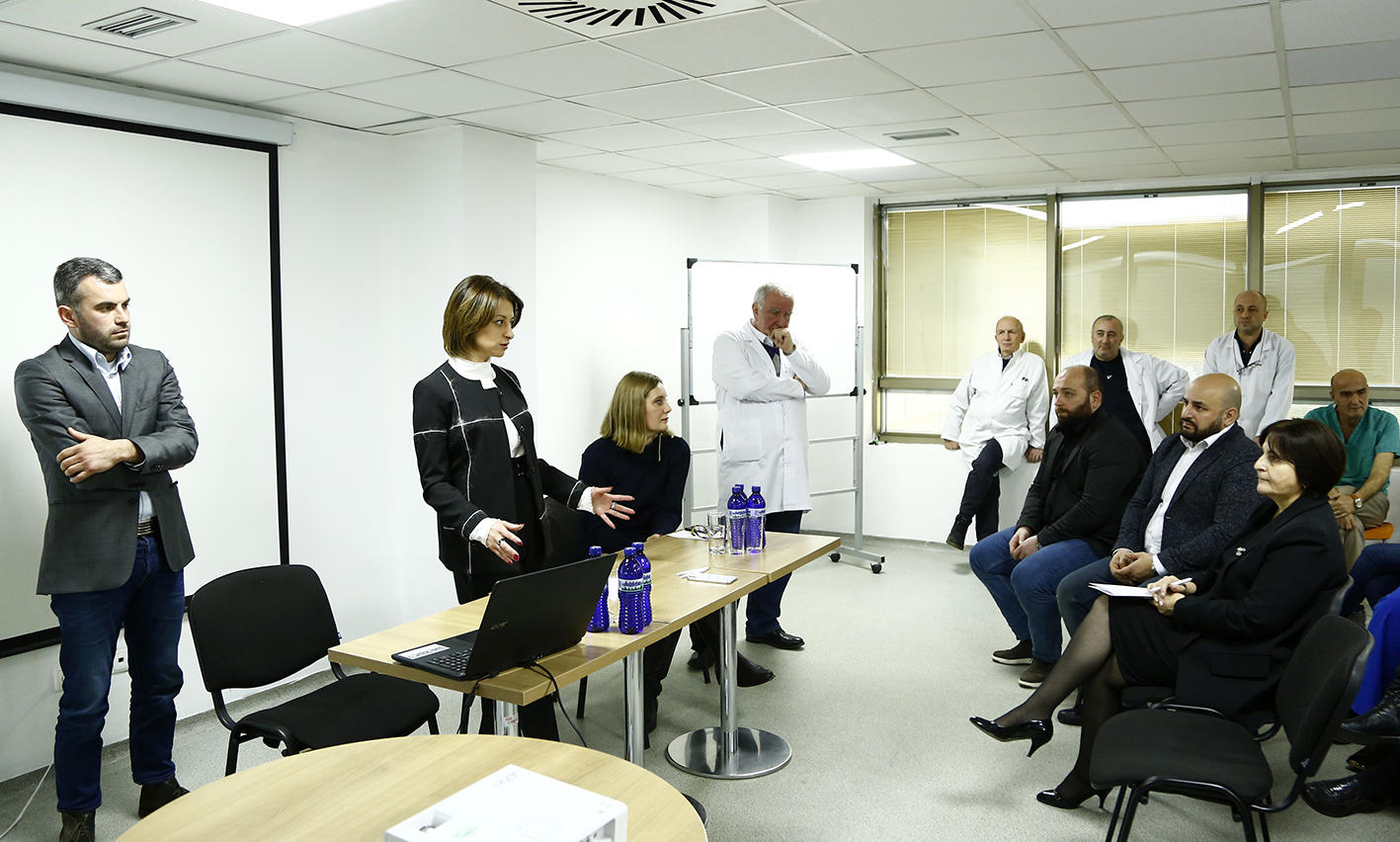 ჯანდაცვის მინისტრი რესპუბლიკური საავადმყოფოს სამედიცინო პერსონალს - მე ავიღე თქვენზე პასუხისმგებლობა, რასაც შევასრულებ