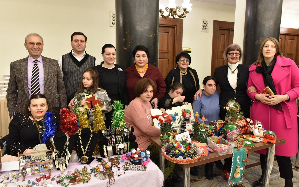 პარლამენტში შეზღუდული შესაძლებლობების მქონე ბავშვთა ნამუშევრების გამოფენა-გაყიდვა გაიმართა