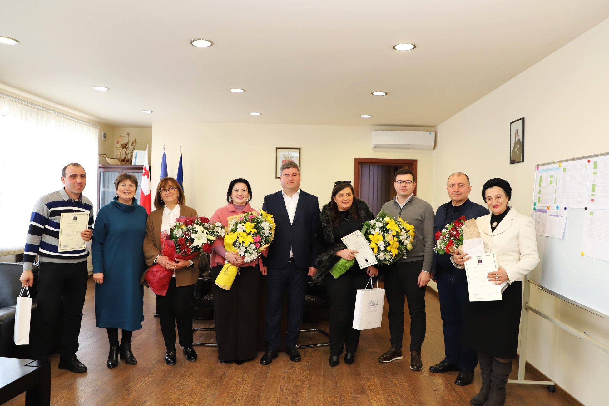 დამსახურებულ პედაგოგებს მადლობის სიგელები გადაეცათ