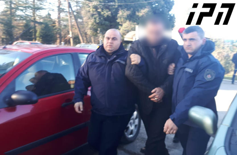 პოლიციამ ოჯახში ძალადობისა და მეუღლის თვითმკვლელობამდე მიყვანის ბრალდებით მამაკაცი დააკავა
