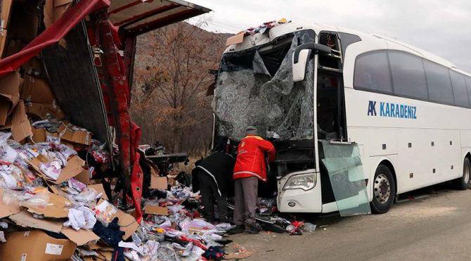 Следовавший из Тбилиси в Стамбул автобус врезался в трайлер в районе Ылгаза, погиб один человек