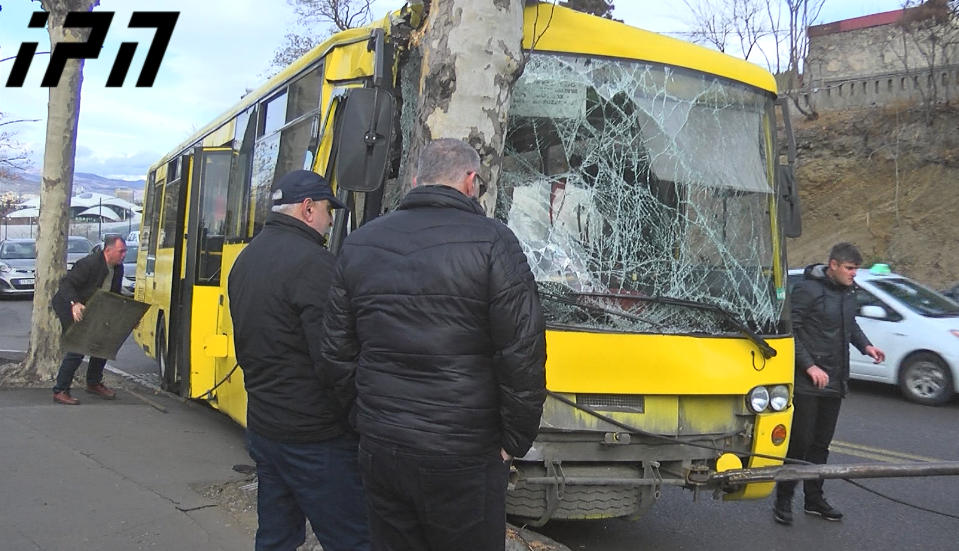 თბილისში ყვითელი ავტობუსი ხეს დაეჯახა, რასაც მგზავრის სიცოცხლე ემსხვერპლა