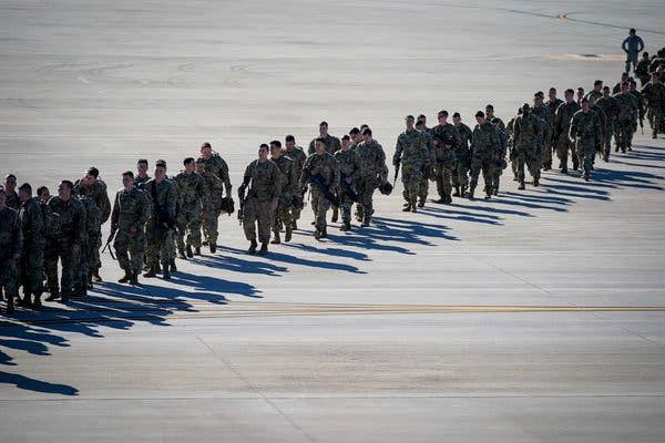 აშშ-ში ჯარისკაცებს ახლო აღმოსავლეთში აცილებენ - „ჩვენ ომში მივდივართ მეგობარო!“