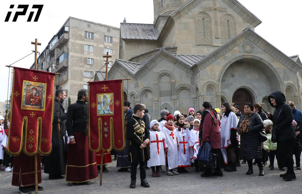 რუსთავში, შობის დღესასწაულზე შეგროვილ ნობათს  მრავალშვილიან ოჯახებს, მოხუცებულთა და ბავშვთა სახლებს გადასცემენ