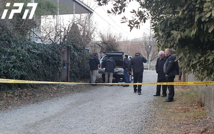 თელავის უნივერსიტეტის პროფესორის თენგიზ სიმაშვილის ინფორმაციით, მას თავს დაესხნენ, რასაც თელავის მერს უკავშირებს