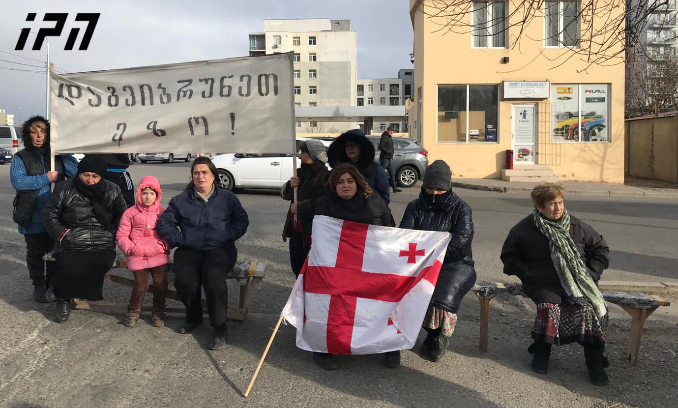 ვარკეთილში, „ანას ბაღის" მიმდებარე ტერიტორიაზე ადგილობრივმა მცხოვრებლებმა გზა გადაკეტეს