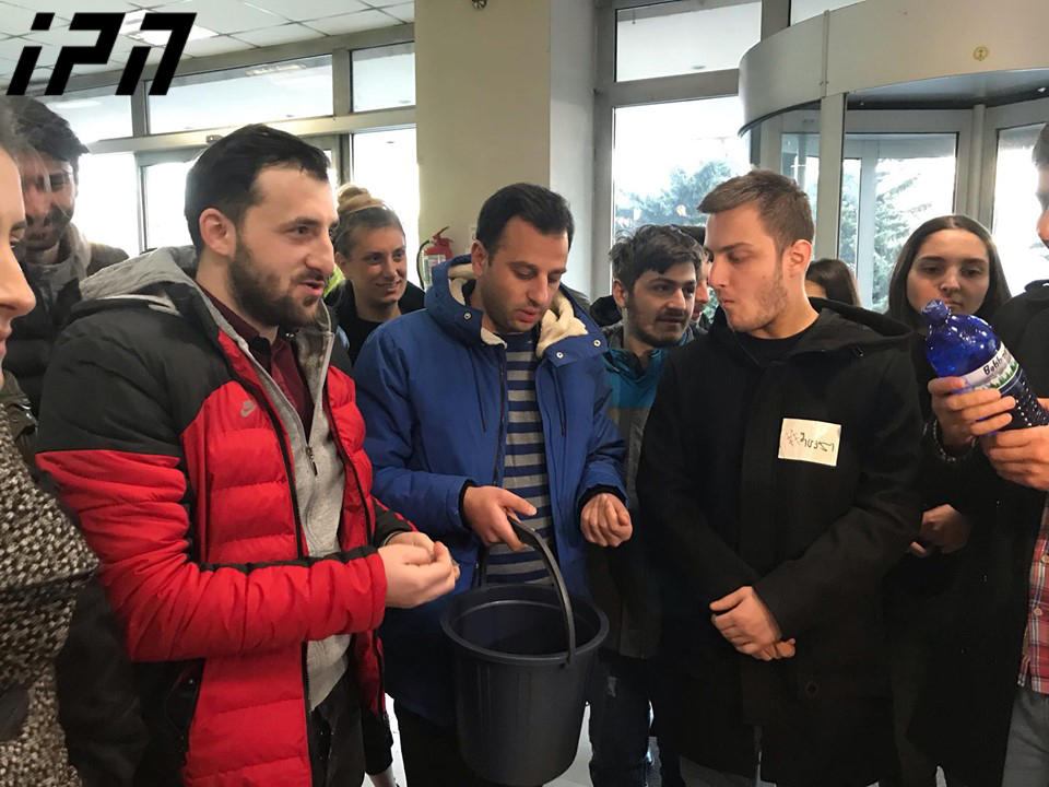 მოძრაობა „შეცვალეს" წევრებმა ჯანდაცვის სამინისტროსთან აქცია-პერფორმანსი გამართეს