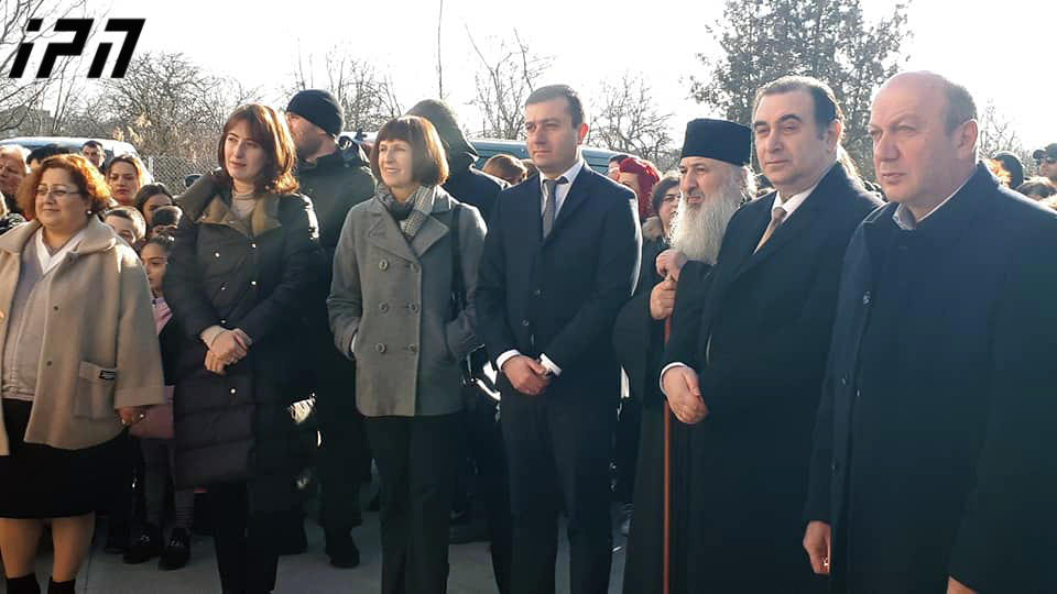 გორის მუნიციპალიტეტში, გამყოფ ხაზთან მდებარე სოფელ ქვეშში რეაბილიტირებული საჯარო სკოლის გახსნის ღონისძიება მიმდინარეობს