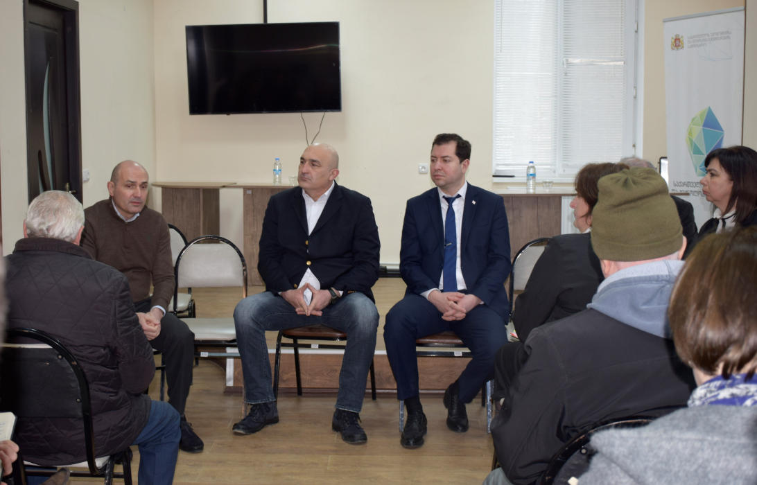 რუსლან აბაშიძე ხარაგაულის მუნიციპალიტეტში მცხოვრებ დევნილებს შეხვდა