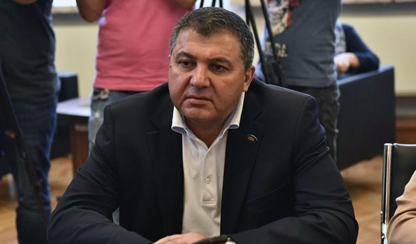 დეპუტატი ენზელ მკოიანი - „პატრიოტთა ალიანსის“ წევრმა სამველ პეტროსიანმა ცეცხლსასროლი იარაღით ჩემი მოკვლა სცადა