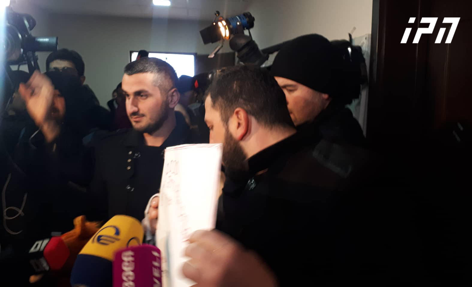 ხობში, მაჟორიტარი დეპუტატის დაჩი ბერაიას ბიუროსთან, სადაც მოძრაობა „შეცვალეს“ წევრებმა აქცია გამართეს, ხმაური იყო