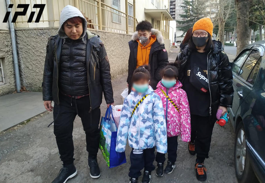 ექიმების ინფორმაციით, ჩინეთის მოქალაქე მცირეწლოვანი ტყუპები თავს კარგად გრძნობენ და ისინი ინფექციური საავადმყოფოდან გაწერეს