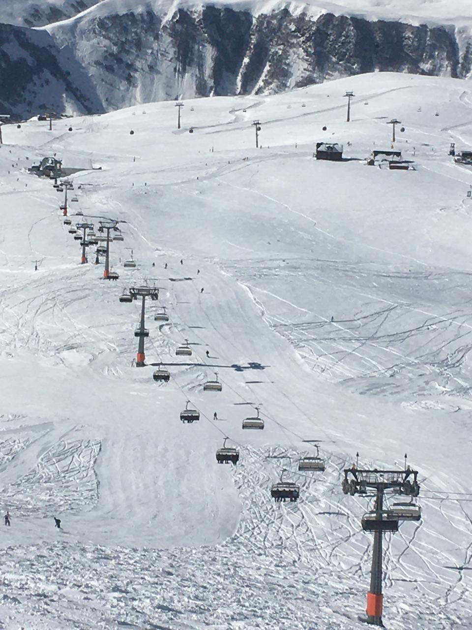 „მთის კურორტების განვითარების კომპანიის" განცხადებით, გუდაურის ტრასის მდგომარეობა, რამაც დამსვენებლების უკმაყოფილება გამოიწვია, თოვლის სიმცირის შედეგია