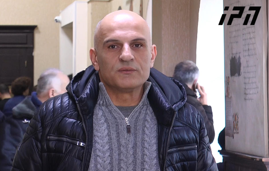 მიხეილ კალანდიას ბიძა - ზაზა სარალიძე ალბათ, თავისი შვილის მკვლელს ციხესთან ყვავილებით ხელში დახვდება და მერე სახლში მშვიდად წავა
