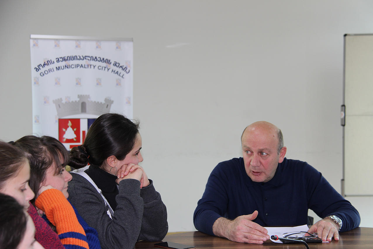 სასკოლო თვითმმართველობების გაძლიერების პროგრამის ფარგლებში, ახალგაზრდები გორის მუნიციპალიტეტის მერს შეხვდნენ