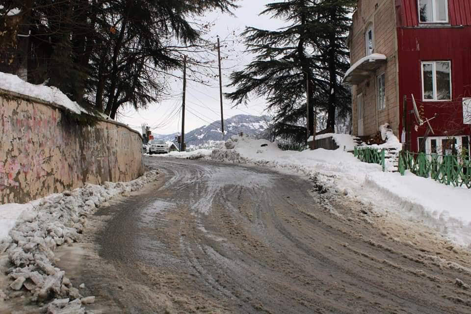 ხულოს მუნიციპალიტეტში, უხვი ნალექის გამო, სკოლებსა და ბაღების უმრავლესობაში სასწავლო პროცესი ჩაიშალა