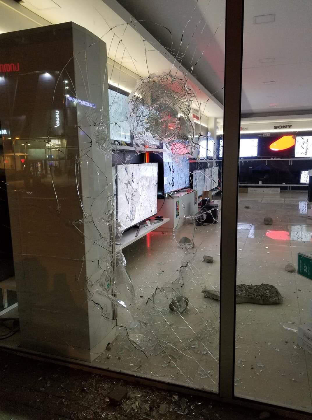 გლდანში, ხიზანიშვილის ქუჩაზე მდებარე „მეგატექნიკის“ მაღაზია გაქურდეს